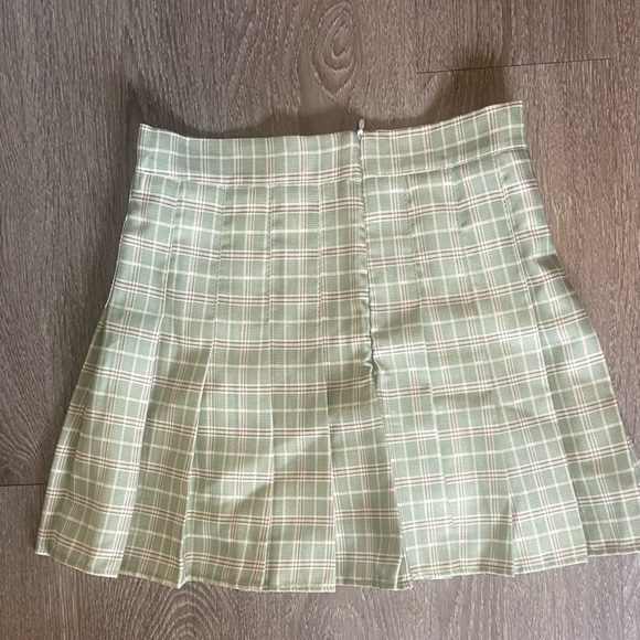X-small preppy green plaid skirt with no brand/tag. Built in shorts. - Picture 2 of 3